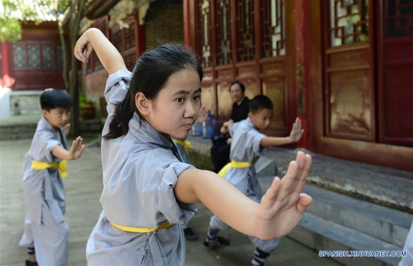 Niños practican Kung Fu en Templo Shaolin