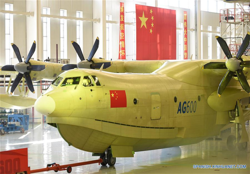 La aeronave anfibia AG600 sale de la línea de producción en Zhuhai