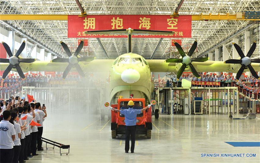 La aeronave anfibia AG600 sale de la línea de producción en Zhuhai