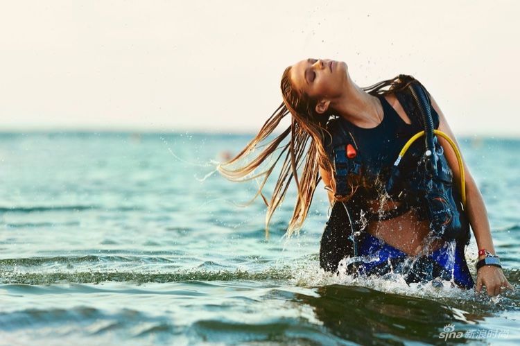 Supermodelo Kate pokden derrocha sensualidad en sexy bikini