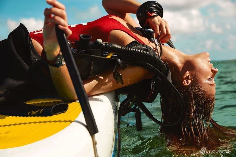 Supermodelo Kate pokden derrocha sensualidad en sexy bikini