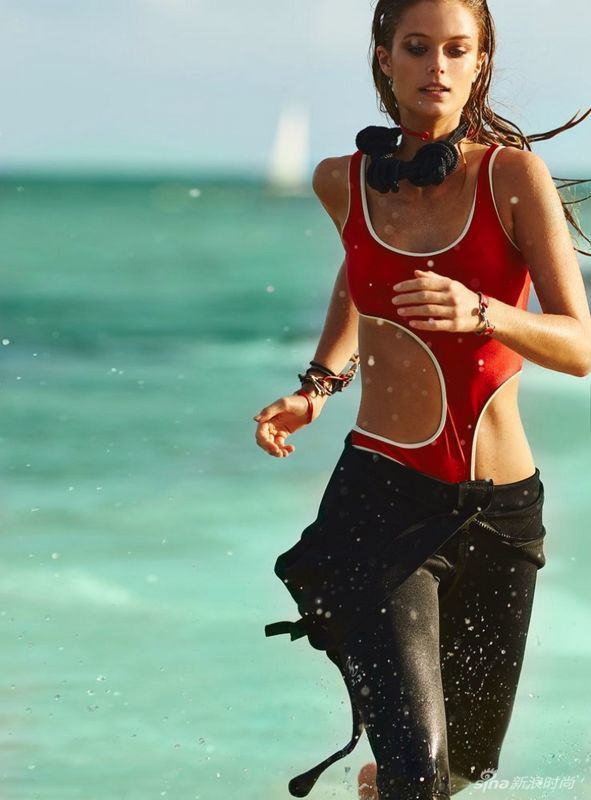 Supermodelo Kate pokden derrocha sensualidad en sexy bikini