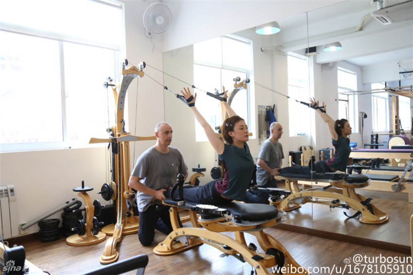 Actriz china Sun Li desafía yoga de mayor nivel de dificultad 