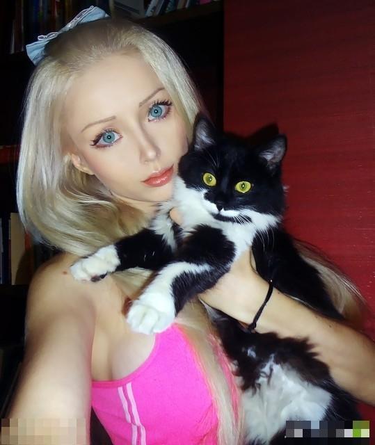 Valeria Lukyanova, la Barbie ucraniana quien insiste en que no ha recibido ninguna cirugía cosmética4