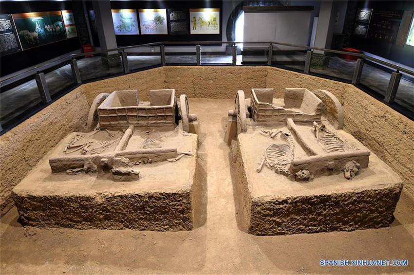 Imagen del 13 de julio de 2016 de una tableta de piedra mostrando el sitio de descubrimiento de huesos de oráculo y escritos en Yinxu, o las Ruinas de Yin, uno de los sitios arqueológicos mas antiguos de China, en Anyang, en la provincia central de Henan, en China.