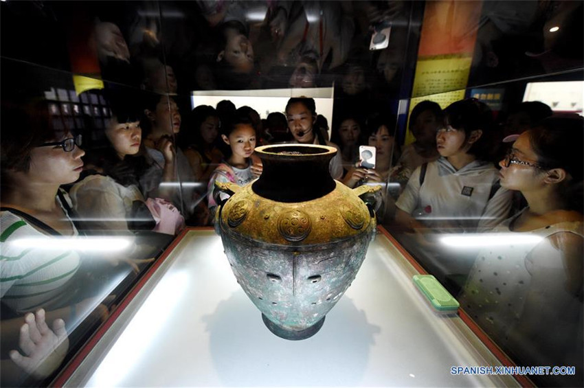 Imagen del 13 de julio de 2016 de una tableta de piedra mostrando el sitio de descubrimiento de huesos de oráculo y escritos en Yinxu, o las Ruinas de Yin, uno de los sitios arqueológicos mas antiguos de China, en Anyang, en la provincia central de Henan, en China.