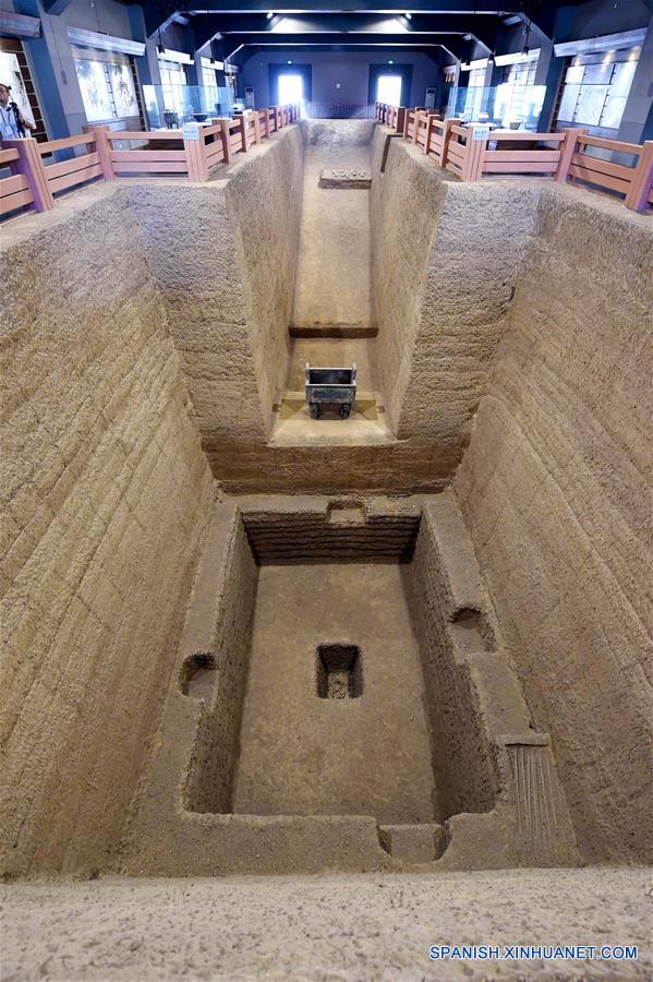 Imagen del 13 de julio de 2016 de una tableta de piedra mostrando el sitio de descubrimiento de huesos de oráculo y escritos en Yinxu, o las Ruinas de Yin, uno de los sitios arqueológicos mas antiguos de China, en Anyang, en la provincia central de Henan, en China.