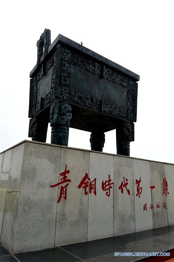 Imagen del 13 de julio de 2016 de una tableta de piedra mostrando el sitio de descubrimiento de huesos de oráculo y escritos en Yinxu, o las Ruinas de Yin, uno de los sitios arqueológicos mas antiguos de China, en Anyang, en la provincia central de Henan, en China.