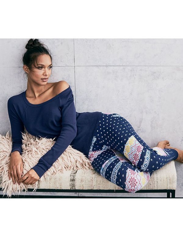 Perla negra de Victoria&apos;s Secret posa en lencería sexy