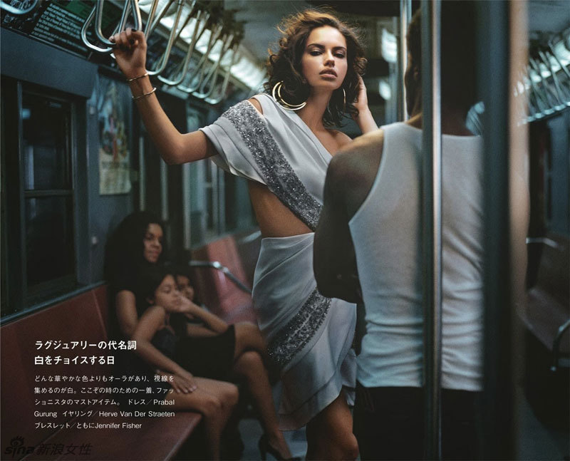Imágenes de la primera supermodelo del mundo Adriana Lima posando en metro