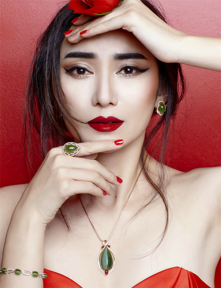 Tang Xi en vestido rojo interpreta elegancia 