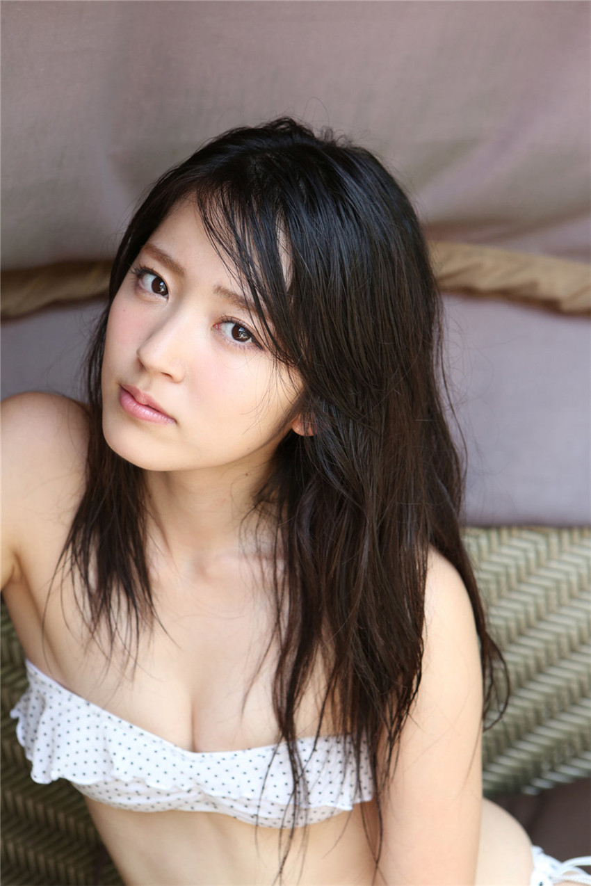 Suzuki Airi juega al agua