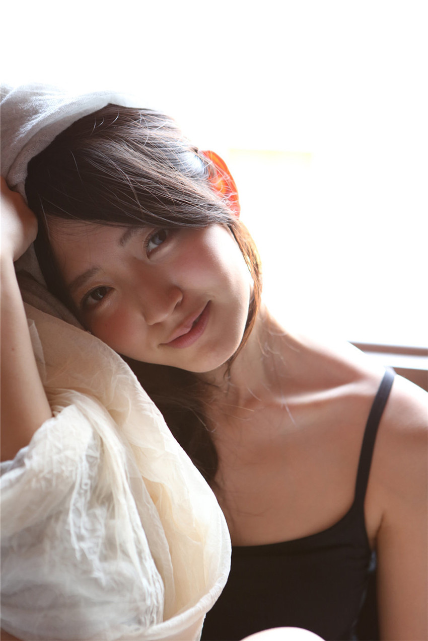 Suzuki Airi juega al agua