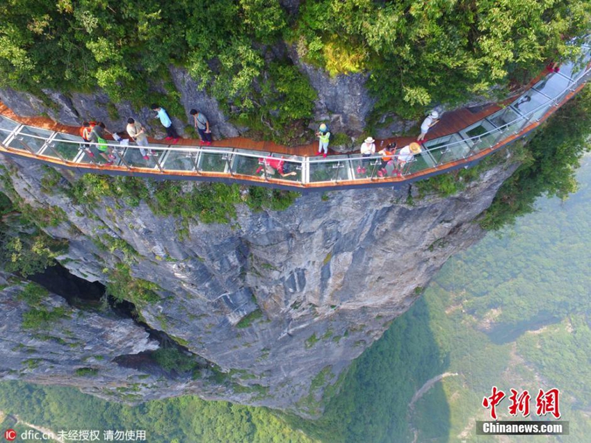 Impresionantes vistas desde las alturas de la pasarela de cristal de