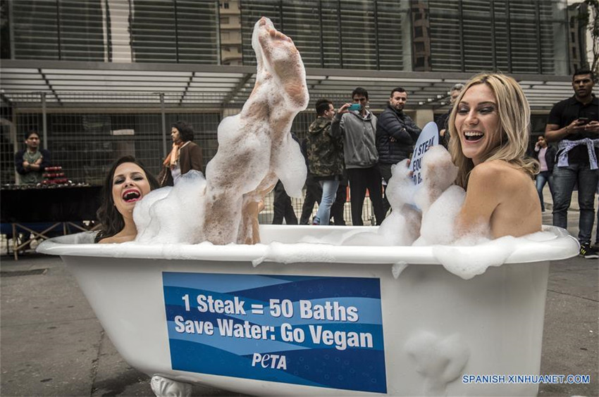 Modelos de PETA llaman por comer más vegetales