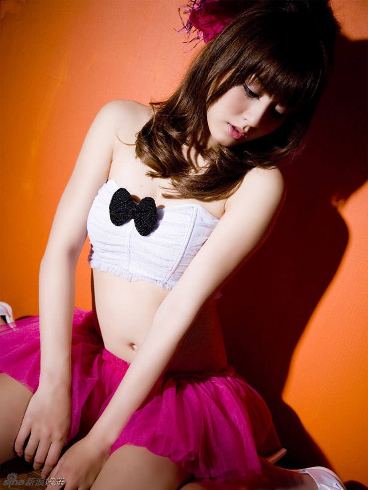 Sexy japonesa posa sensual ante la cámara2