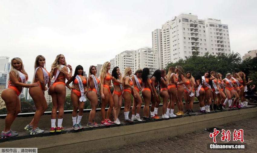 Calientes modelos brasileñas posan en la calle para alentar el próximo concurso Miss BumBum 3
