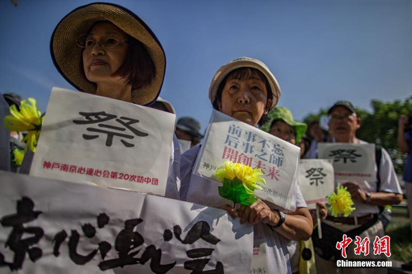 Pacifistas japoneses visitan el Memorial de las Víctimas de la Masacre de Nanjing en China6