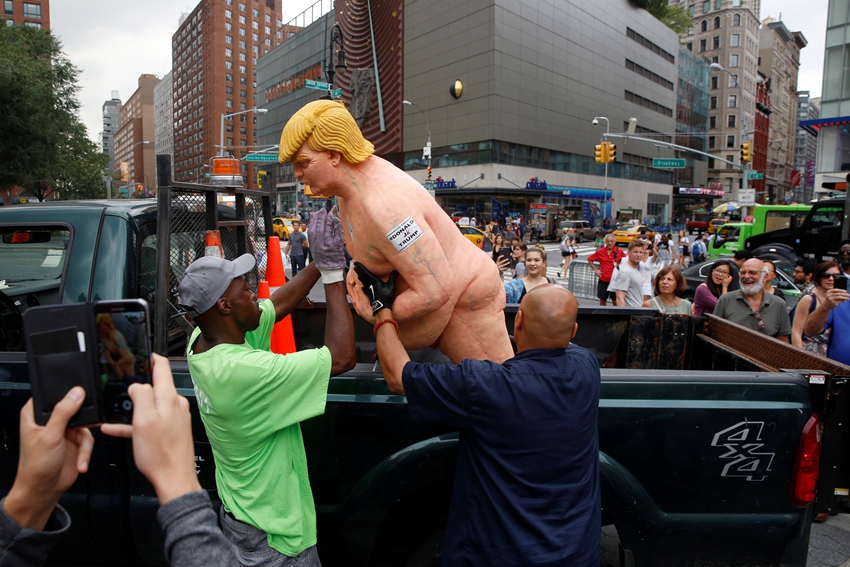 Estatuas de Trump desnudo por los EEUU1