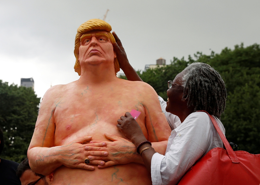 Estatuas de Trump desnudo por los EEUU2