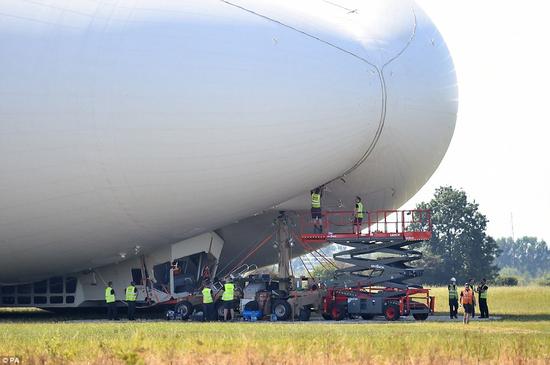 Cae el dirigible más grande del mundo