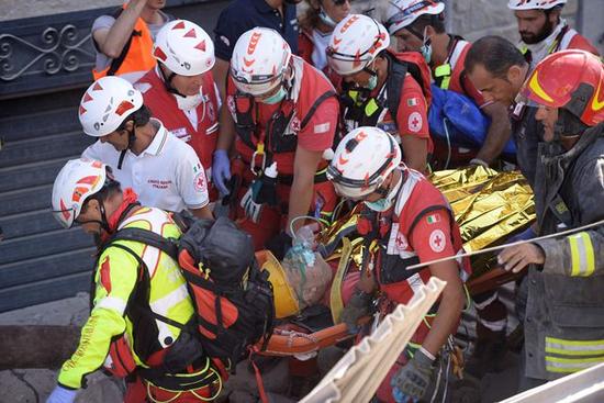 Al menos 159 muertos por el terremoto en el centro de Italia7