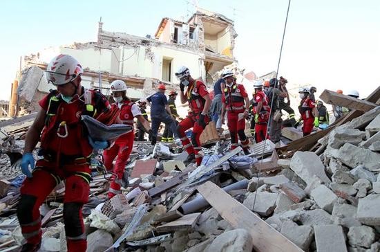 Al menos 159 muertos por el terremoto en el centro de Italia8