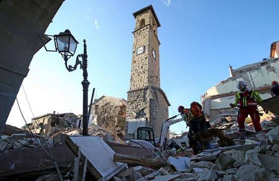Al menos 159 muertos por el terremoto en el centro de Italia5