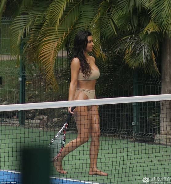 Kim Kardashian juega al tenis en ropa interior 2
