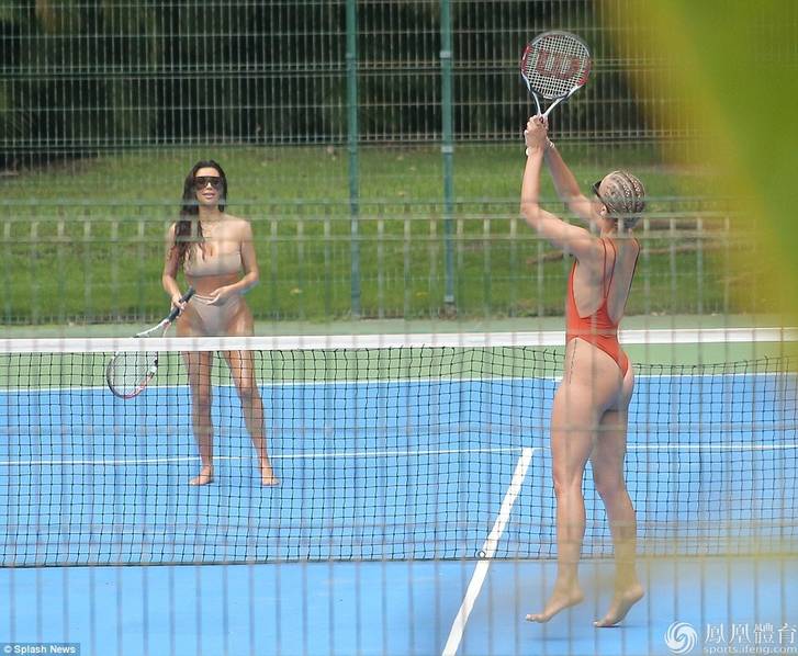 Kim Kardashian juega al tenis en ropa interior 3