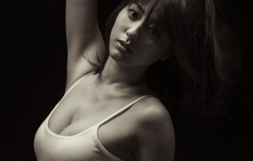 Sexy japonesa exhibe sensualidad en blanco y negro1