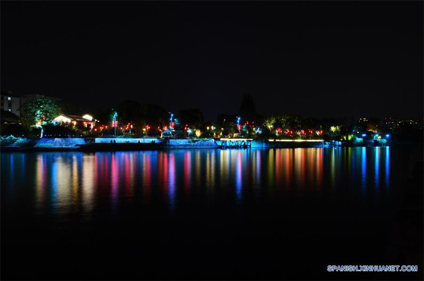 Vista nocturna de la extensión del Canal Jinghang en Hangzhou