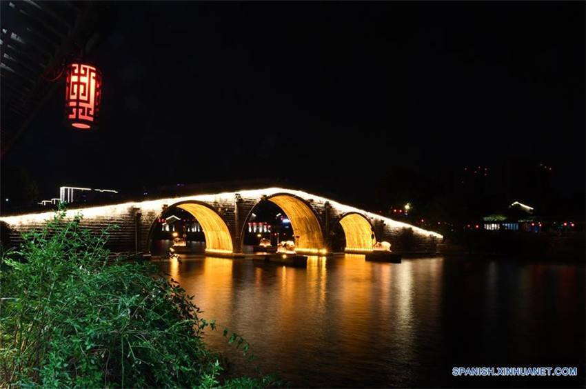 Vista nocturna de la extensión del Canal Jinghang en Hangzhou