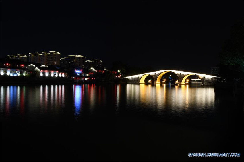 Vista nocturna de la extensión del Canal Jinghang en Hangzhou