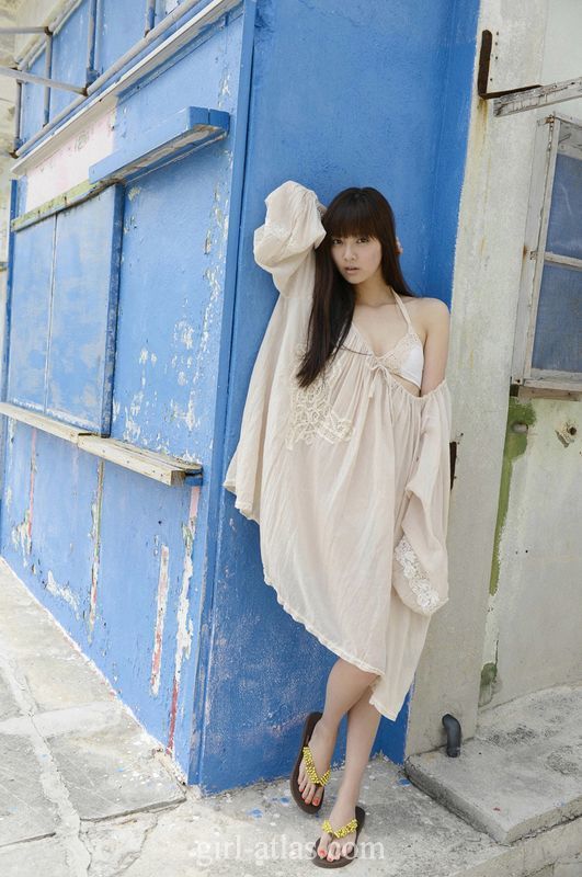 Hermosa mujer japonesa posa en playa