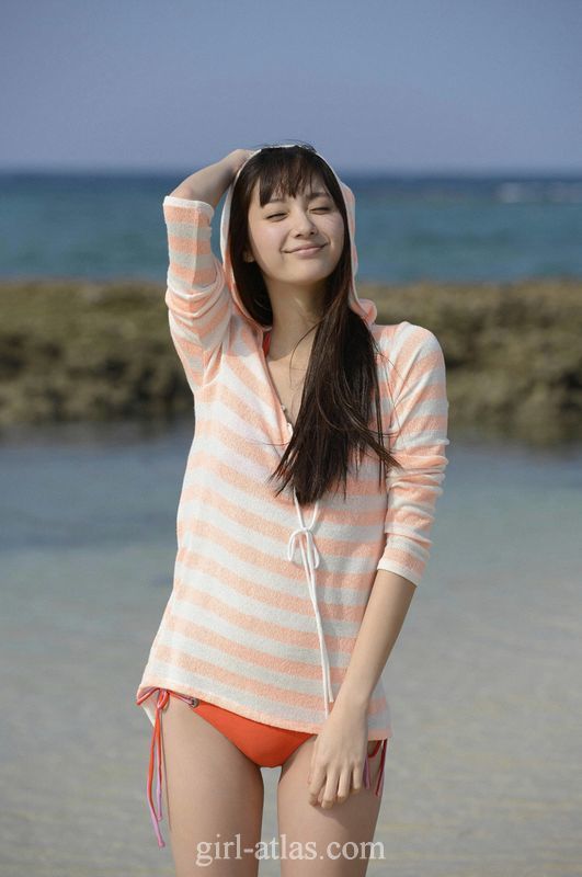 Hermosa mujer japonesa posa en playa