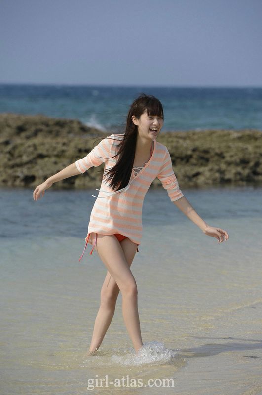 Hermosa mujer japonesa posa en playa