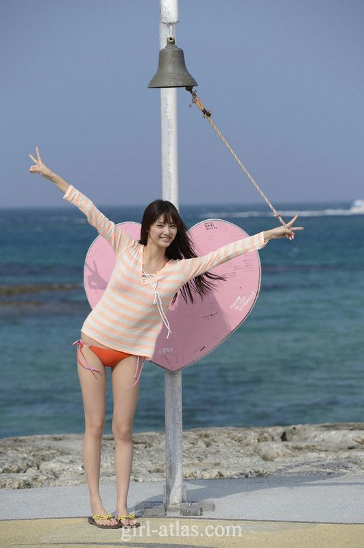 Hermosa mujer japonesa posa en playa