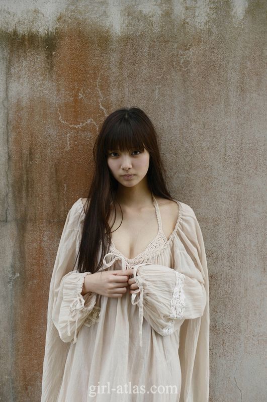 Hermosa mujer japonesa posa en playa