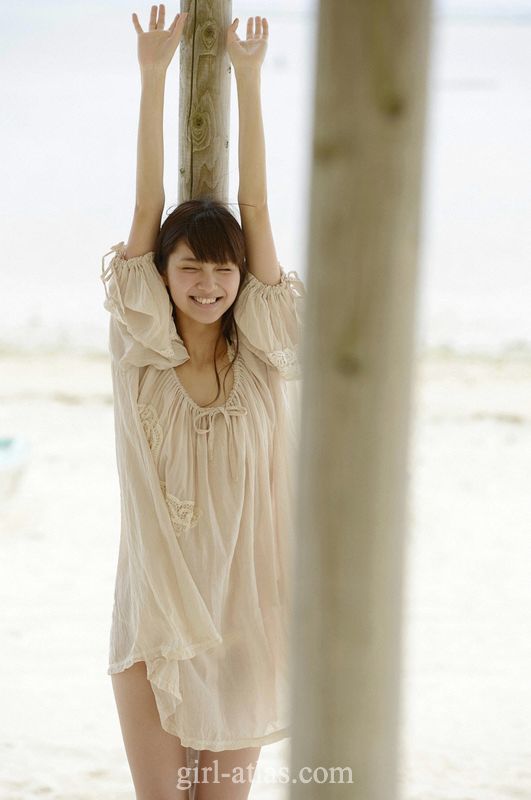 Hermosa mujer japonesa posa en playa