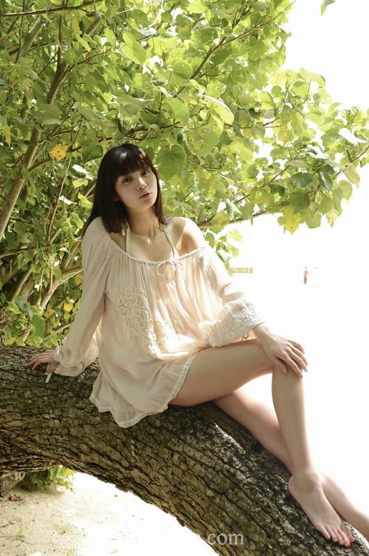 Hermosa mujer japonesa posa en playa