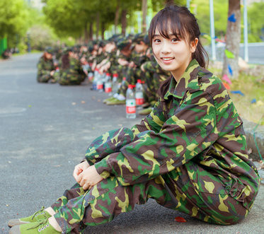 Bellas universitarias chinas en instrucciones militares