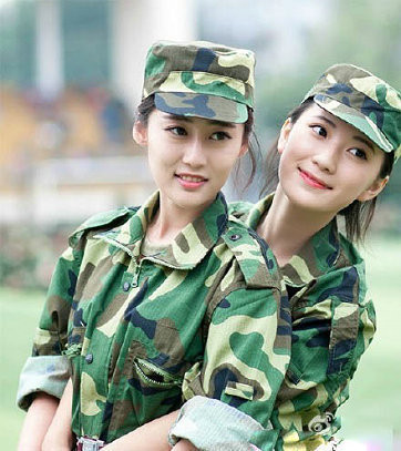 Bellas universitarias chinas en instrucciones militares