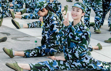Bellas universitarias chinas en instrucciones militares
