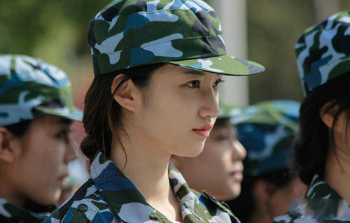 Bellas universitarias chinas en instrucciones militares