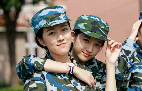 Bellas universitarias chinas en instrucciones militares