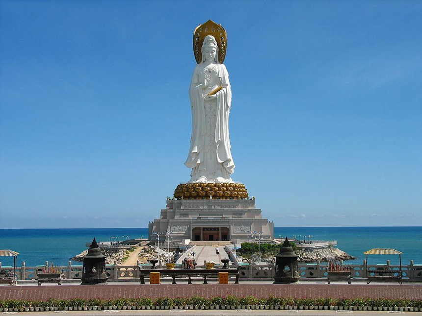 Estatua de buda Guanyin encima del mar, Hainan, China