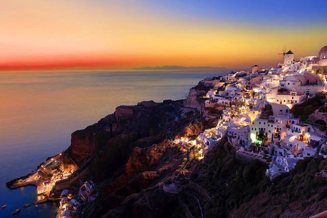 25 ciudades europeas más fotogénicas con paisajes hermosos: Fira