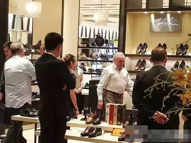 Predidente brasileño hace compras en centro comercial de Hangzhou 5