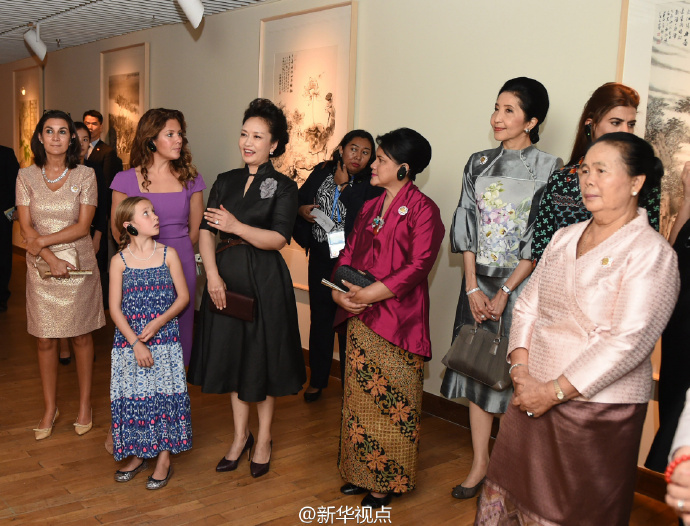 Peng Liyuan y esposas de líderes de cumbre visitan Academia de Arte de China 